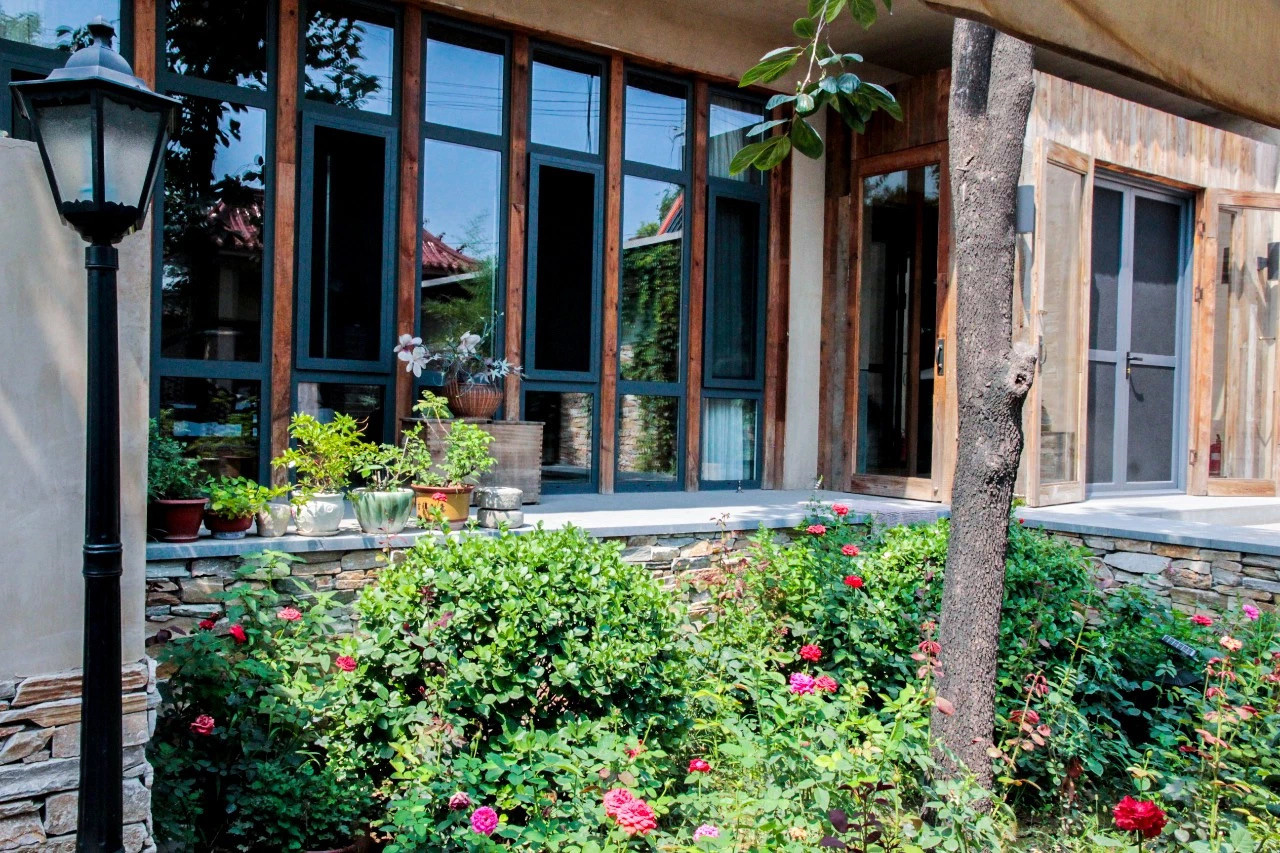 保定晴耕雨读民宿位于河北省保定市竞秀区大激店村盛源路66号,院门一