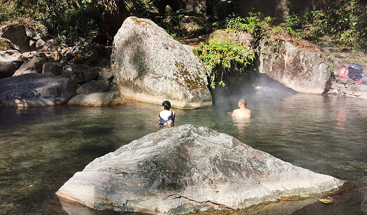 团腾冲高黎贡山百花岭徒步穿越一日游百花岭阴阳谷天然温泉龙江大桥