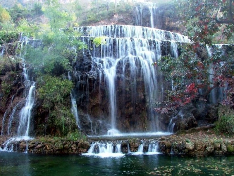 峡谷,溶洞和天池景观的原生态自然保护区,不仅有巨大的岩溶泉溶洞