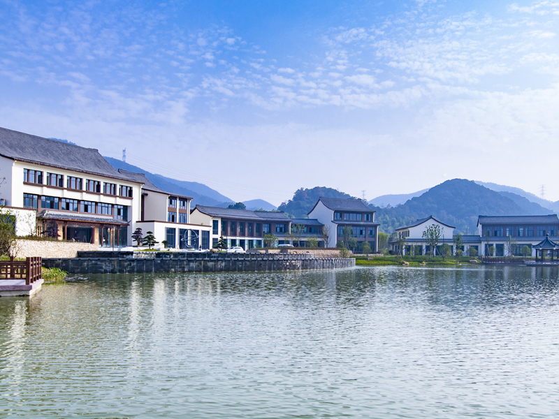 湖州原乡小镇女神节特惠一日游228米高空玻璃上赏千亩瀛洲梅园含往返