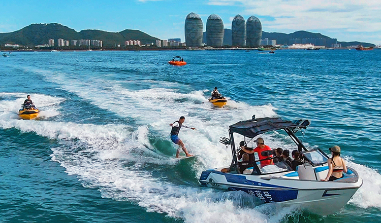 万宁石梅湾加井岛新潮玩海之尾波冲浪可承载46人专业axis造浪艇明星