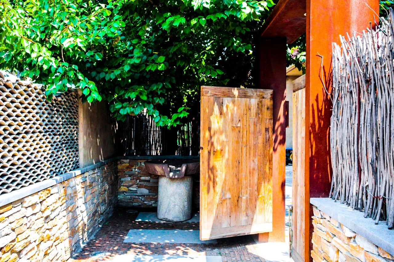 保定晴耕雨读民宿位于河北省保定市竞秀区大激店村盛源路66号,院门一