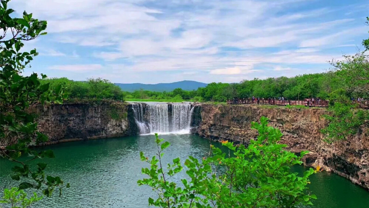 镜泊湖风景区吊水楼瀑布镜泊峡谷一日游26人纯玩团