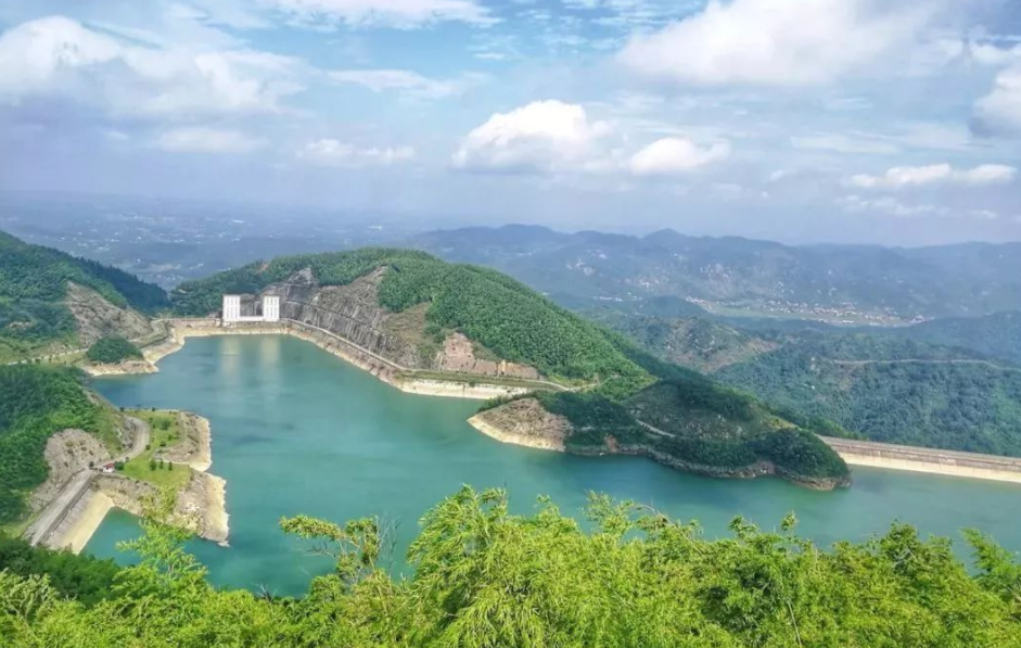 黑糜峰又名洞阳山.位于望城县境内.北距长沙市约30公里.主峰海拔590.