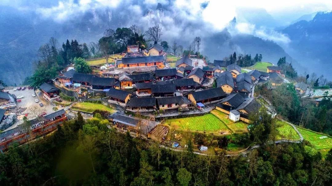 寻觅湘西长沙出发湘西十八洞村凤凰古城墨戎苗寨矮寨大桥魔鬼栈道纯玩