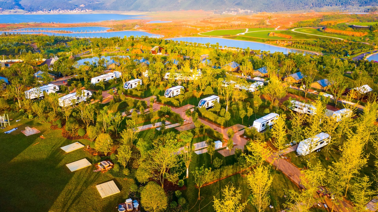 木屋别墅房车营地帐篷露营弥勒太平湖森林木屋酒店1晚含早