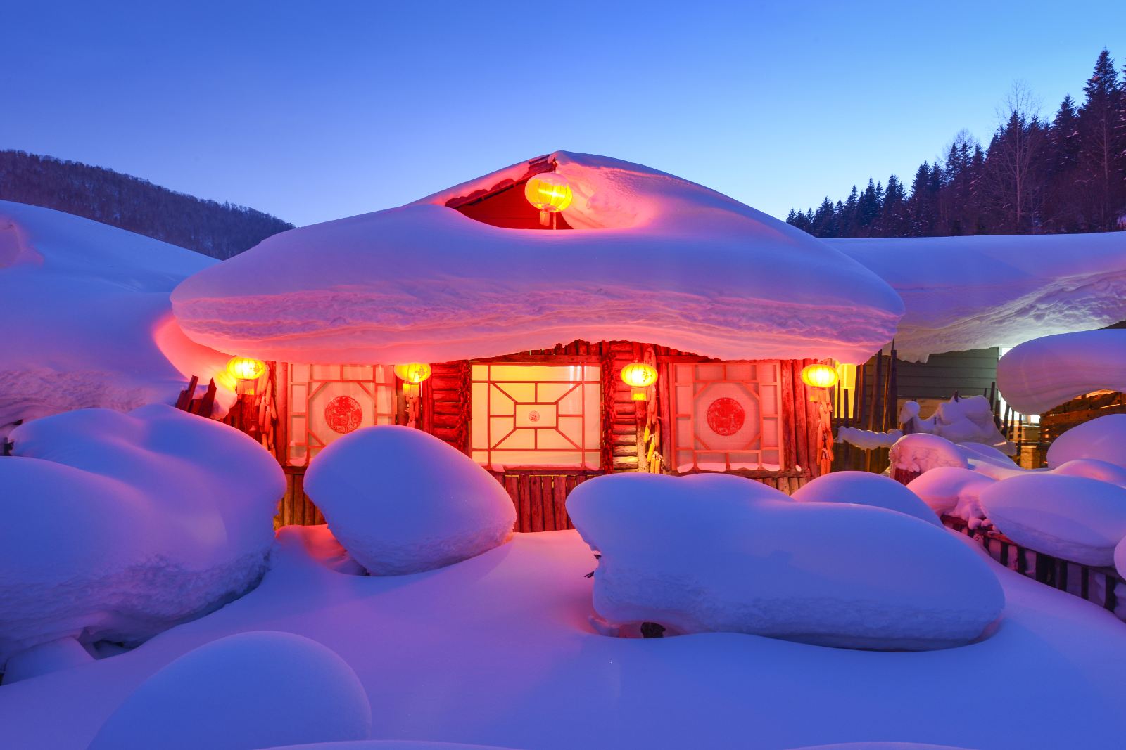 林间名副其实的童话世界雪景拍摄地可玩雪地摩托吃冰冻柿子看雪蘑菇屋