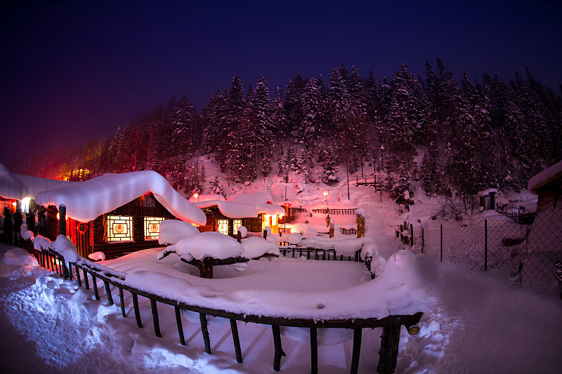 高档酒店 精选雪景民俗 雪地泡温泉 雪地摩托车 雾凇长廊 冰雪大世界)