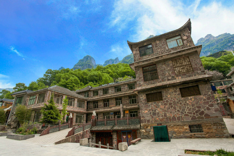 新乡万仙山贵宾园酒店1晚住宿套餐含双人万仙山景区门票双人营养早餐