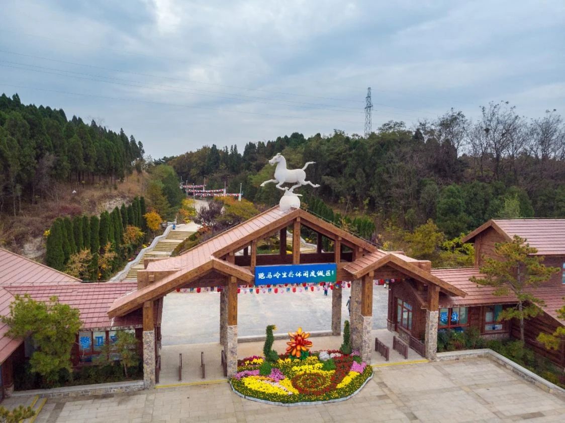 景区位于中国济南市东南的跑马岭上,距市区40公里.