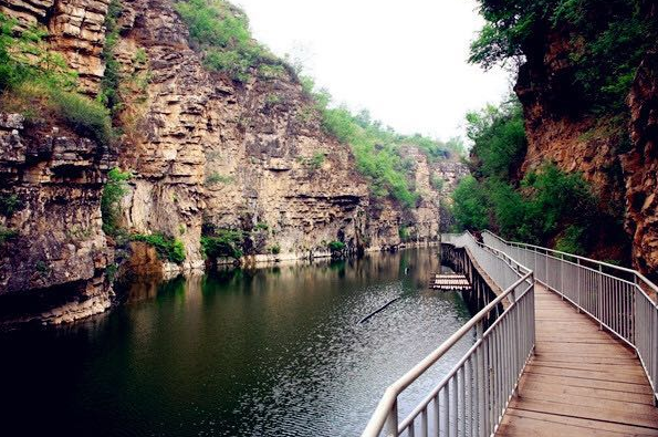 保定唐县西胜沟景区 唐河漂流戏水1天定制游(怪石嶙峋 陡峭的悬崖上