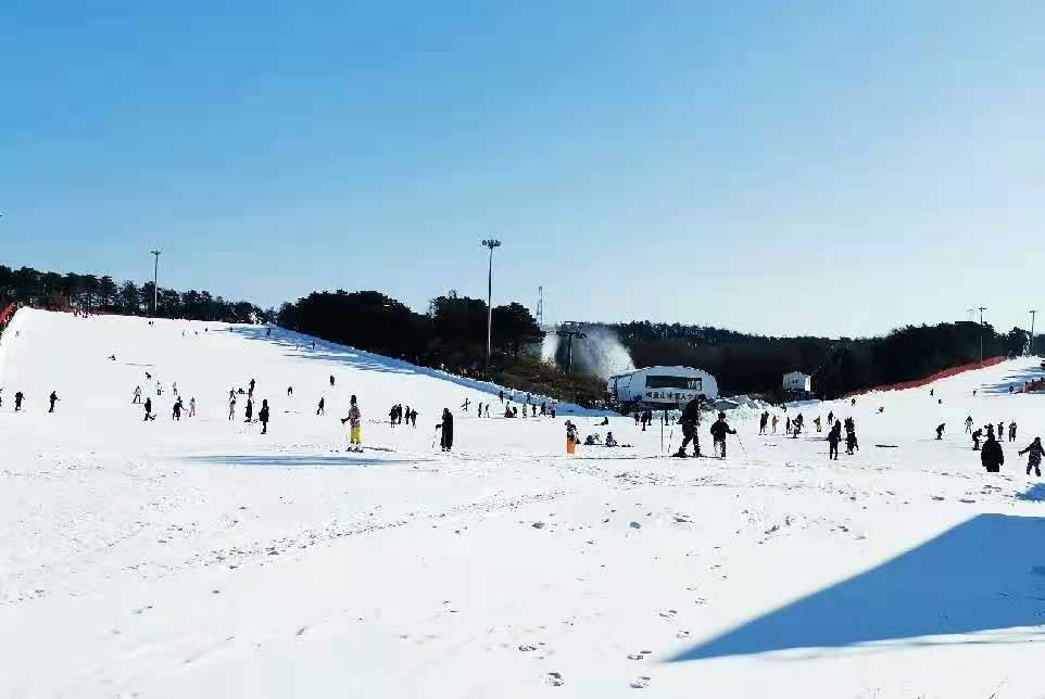 沈阳棋盘山滑雪场棋盘山冰雪大世界滑雪门票电子门票前台验证包含雪板