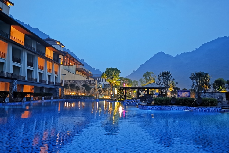 清远英德宝晶宫天鹅湖温泉酒店套餐可选宝晶宫蹦极玻璃桥宝晶宫溶洞