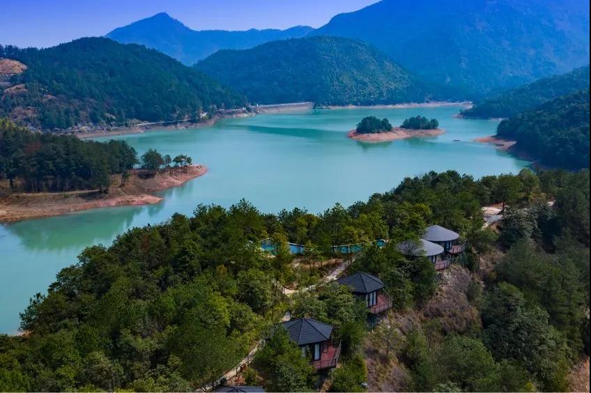位于永康市前仓镇的盘龙谷生态旅游区,离市区仅半小时左右车程,山环水