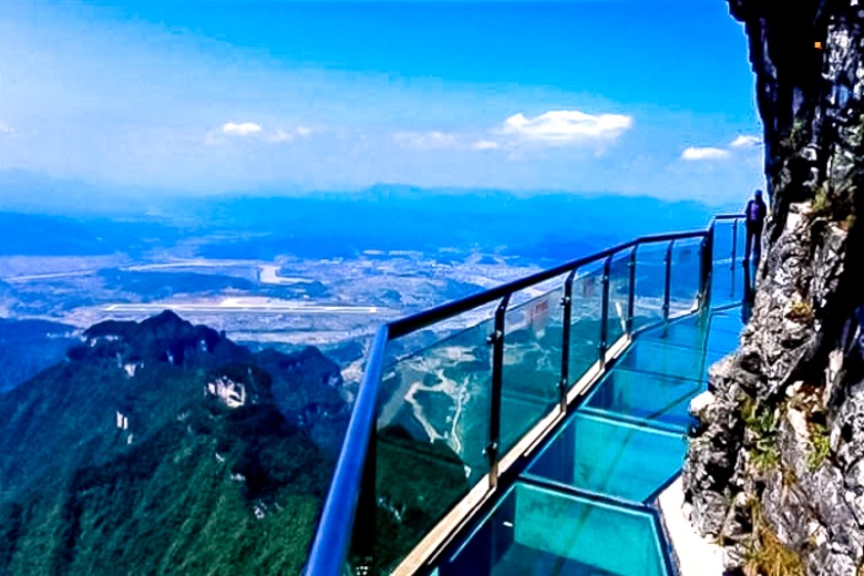 京郊房山天河谷一日游十渡高山滑水誓言玻璃栈道观鲟鱼吃鲟鱼夏季吃喝