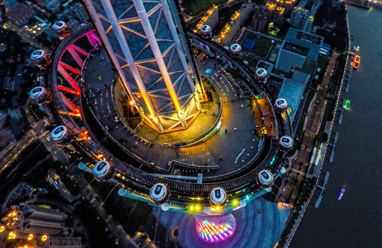 450米塔顶户外观景平台是广州塔塔顶开放式的户外平台.