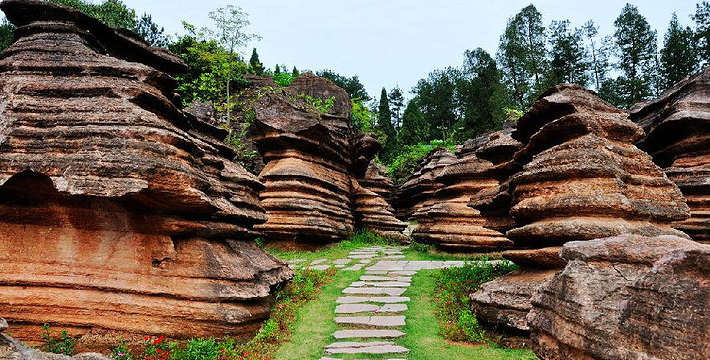 红石林目前是全球在寒武纪形成的红色碳酸盐岩石林景区,2005年被批准
