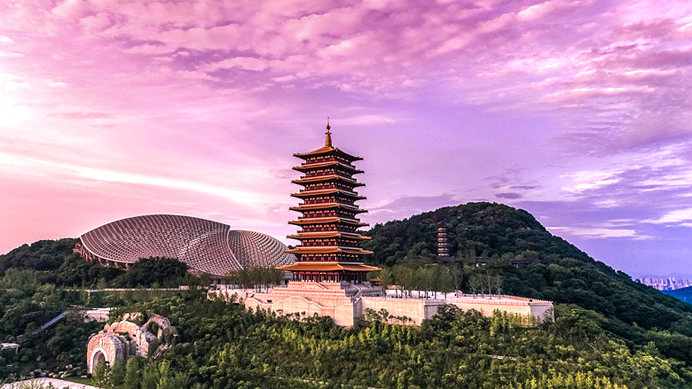 牛首山,风景宜人,每岁届春金陵百姓倾城出游,故有"春牛首"之称.