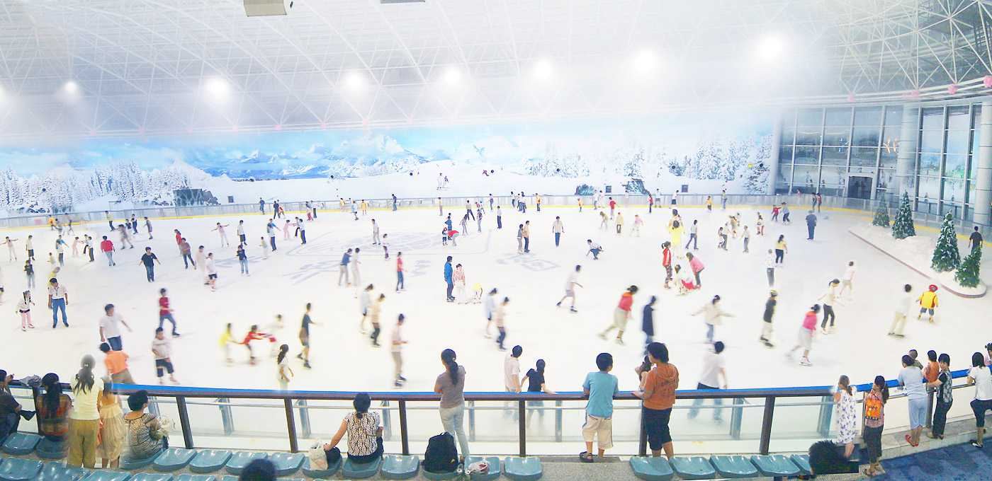 世界之窗阿尔卑斯冰雪世界是一座规模颇大的室内冰雪乐园,这里有晶莹