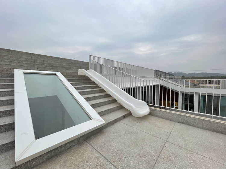 现代简约时尚的风格设计,屋顶超200平的超大活动空间可赏花观星;设有