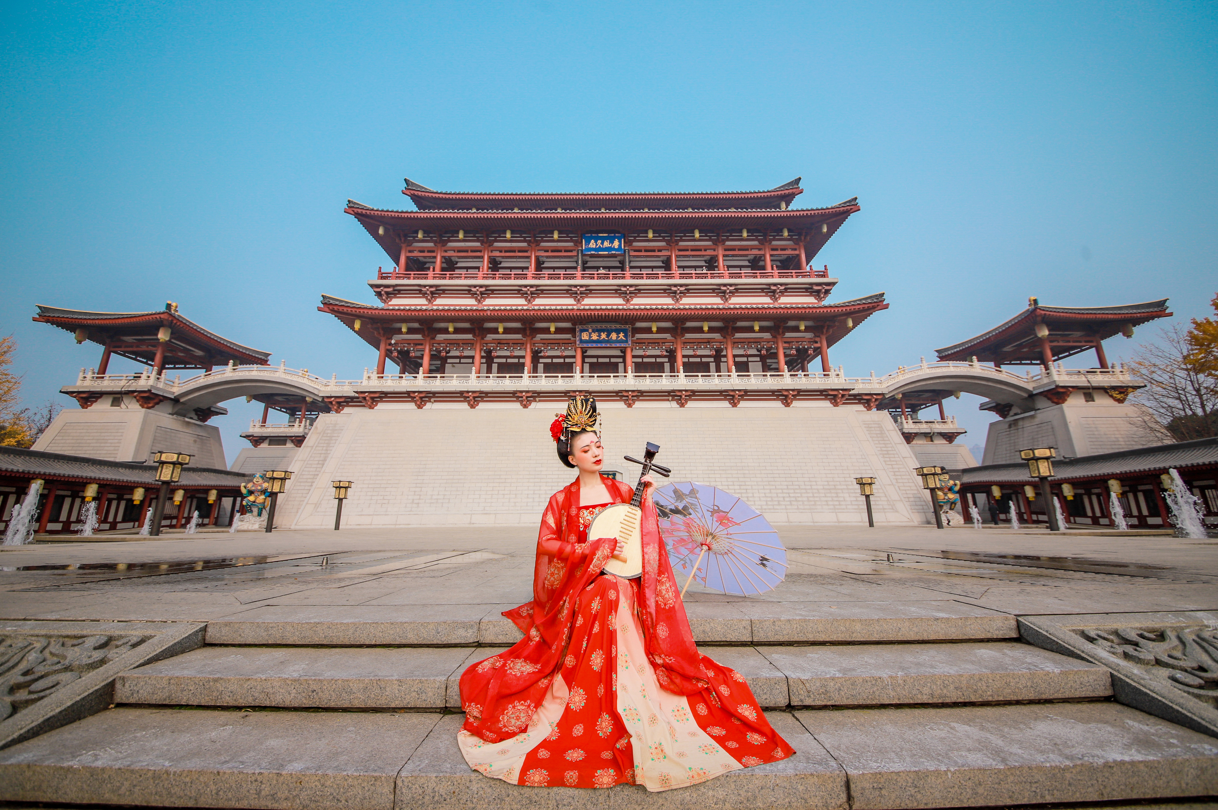 西安旅拍旅行跟拍汉服写真摄影约拍大唐芙蓉园城墙大唐不夜城钟鼓楼等