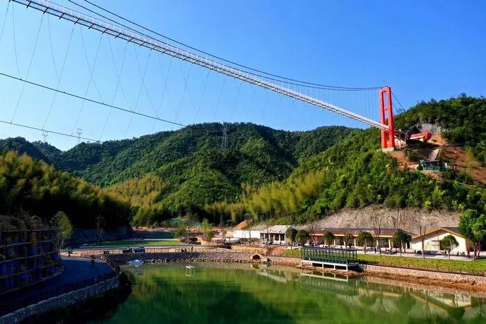 浙江杭州富阳小六石景区 玻璃桥 旱滑 激光打靶 幻影星空 彩虹滑道等