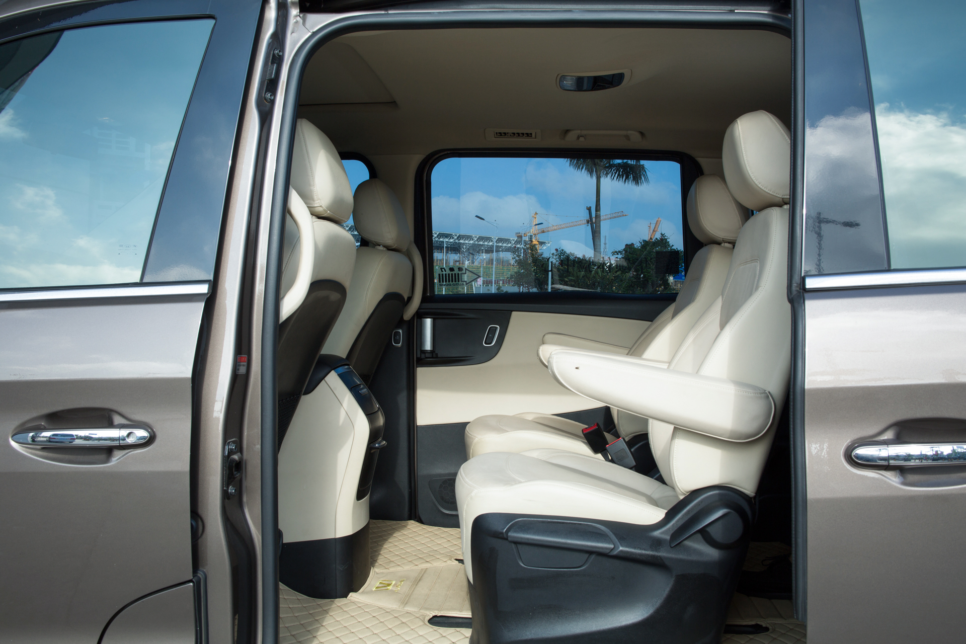 华颂7德系高端商务车海南海口自驾高端商务车20t自动乘坐7人16年