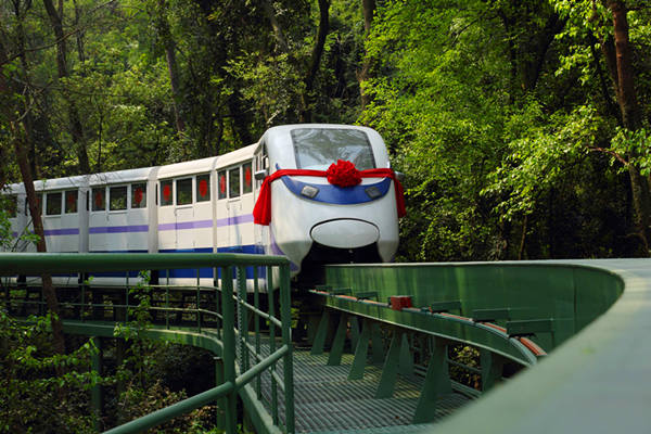 夏日避暑桂林芦笛岩风景区门票入园便捷桂林山水甲天下芦笛美景堪至佳