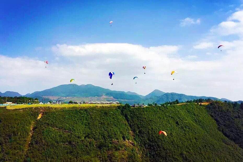杭州富阳永安山庄高山农庄2天1晚双人套票赠送2张滑翔伞体验订金券