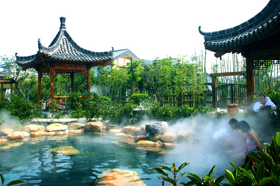 临沂温泉体验临沂智圣汤泉成人门票绿林楼台小亭曲廊清泉温暖温馨