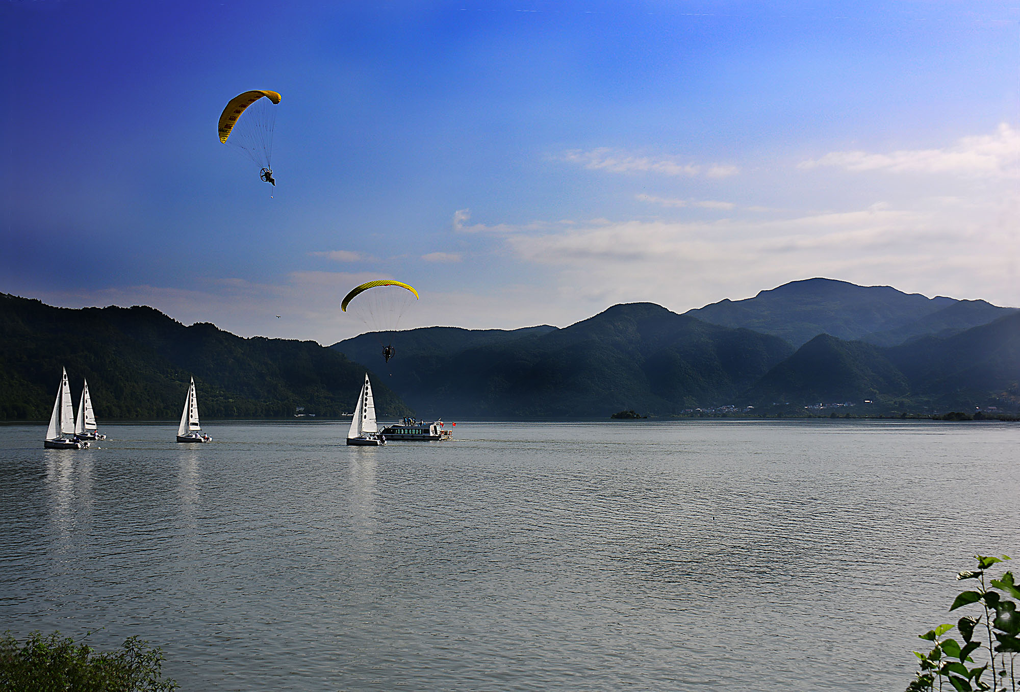 景区特色:乘帆船,游七里扬帆;登古塔,观严陵碑廊;踏峡谷,览葫芦飞瀑