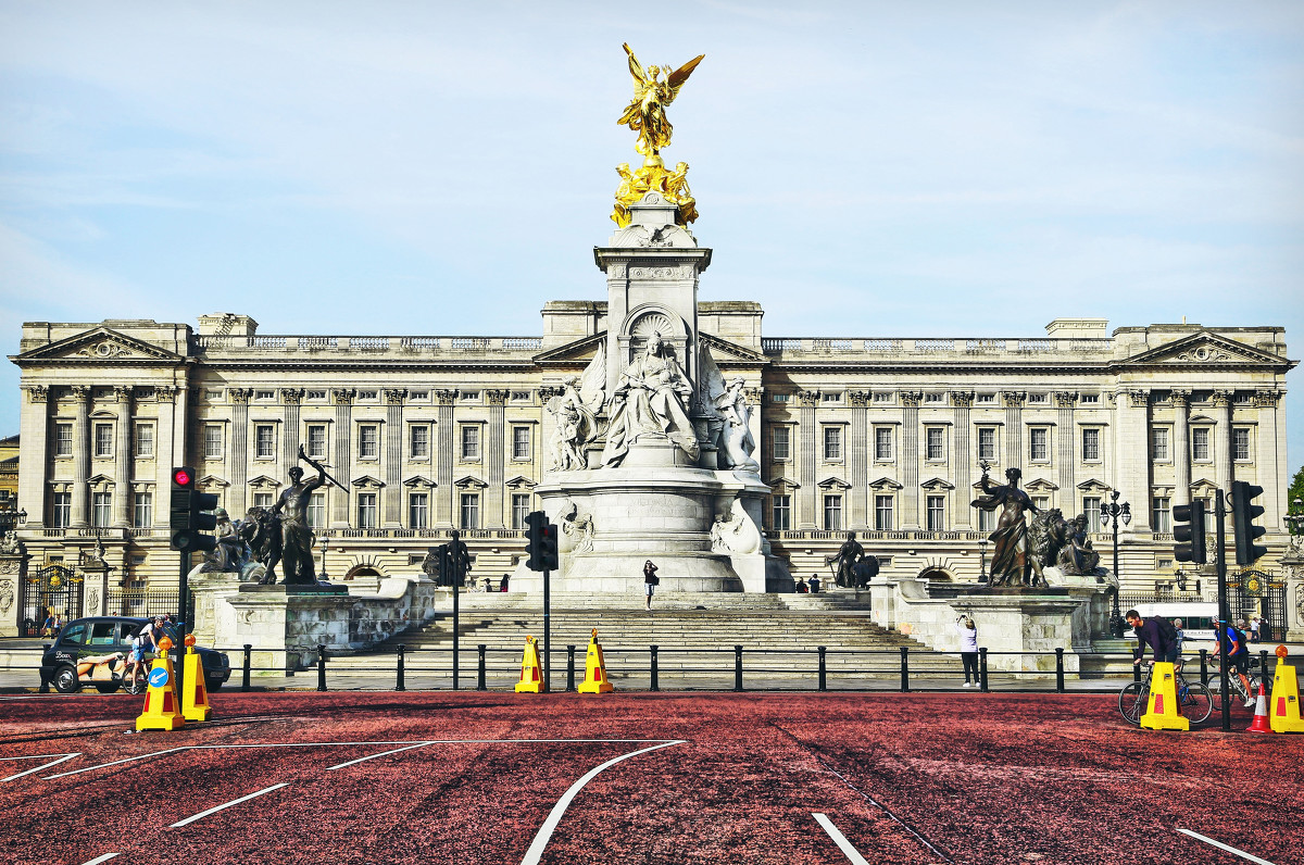 白金汉宫(buckingham palace)是英国君主位于伦敦的主要寝宫及办公处.