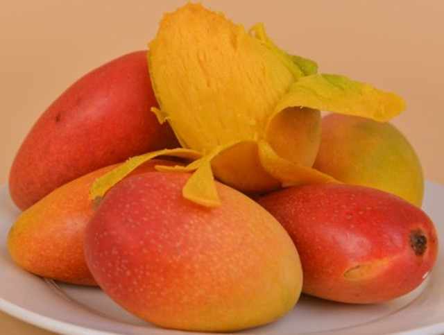 红金龙芒果,果肉深红色,该品种知名度高,在市场颇受消费者的欢迎,肉质