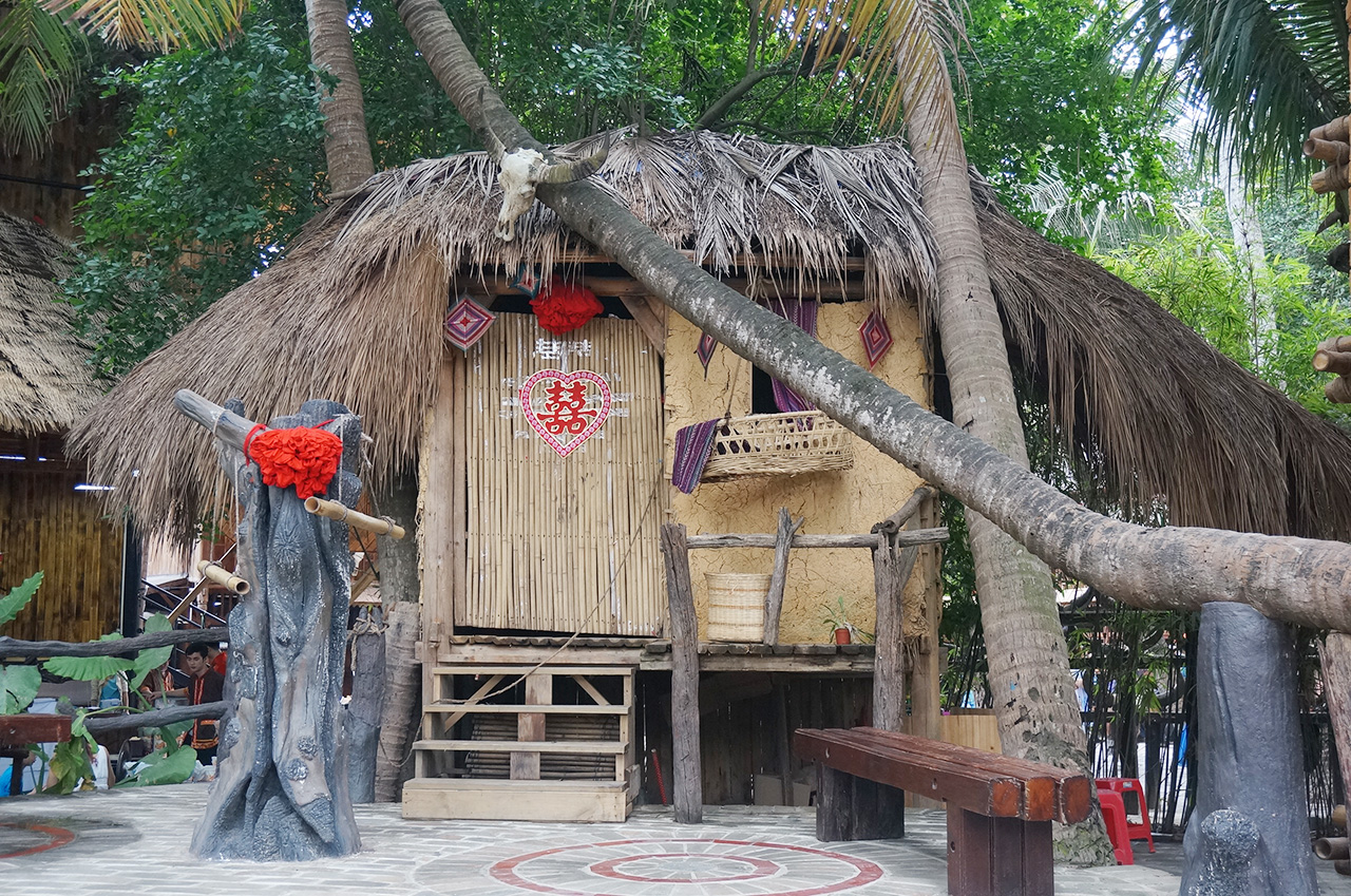 景区现已建成一古老文化,奇特风情,椰风飘香,神秘傩蛊,小锤叮当五大